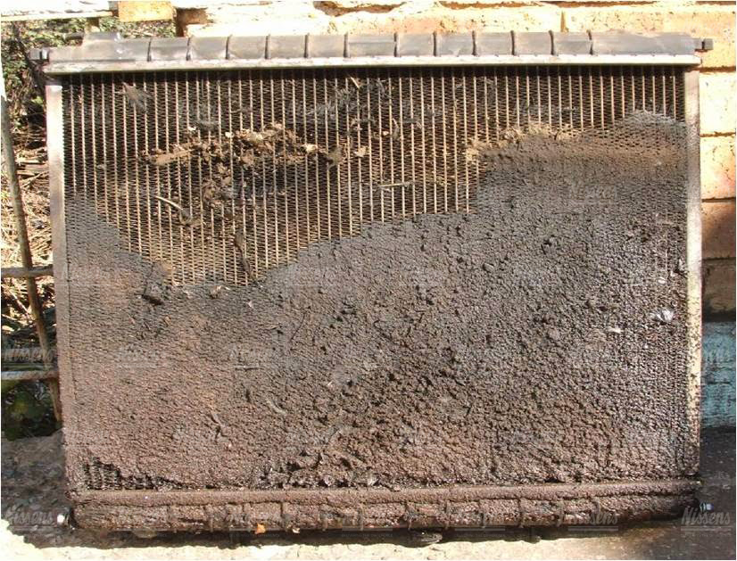 Surface extrêmement sale du radiateur. Cela limite considérablement le transfert de chaleur, ce qui entraîne une surchauffe du moteur.