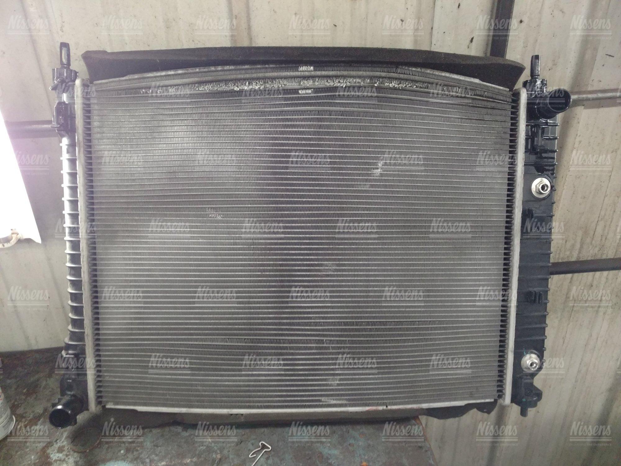Radiateur/vase d’expansion fissuré. En raison d’une surpression dans le système et, par exemple, d’un joint de culasse soufflé, d’un bouchon de radiateur défectueux, d’un vase d’expansion défectueux ou de blocages dans le système/les canaux de refroidissement du radiateur.