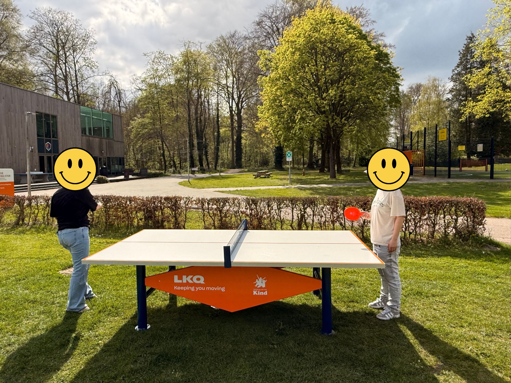 LKQ Benelux-France Foundation en Stichting van het Kind doneren samen tafeltennistafels