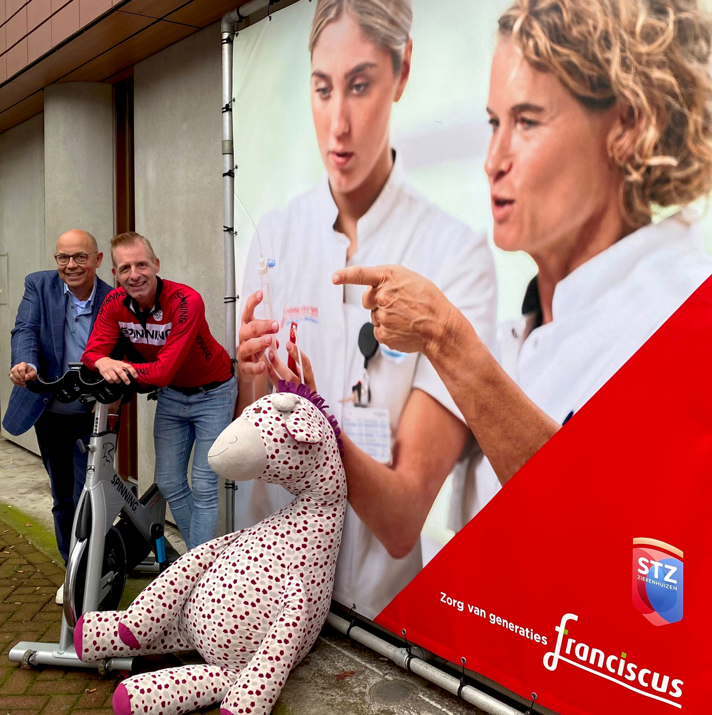 Op zaterdag 14 december hebben collega’s van LKQ samen met Stichting DaDa en het Franciscus Ziekenhuis de pedalen laten draaien voor een bijzonder doel: het verblijf van kinderen in het ziekenhuis aangenamer maken. Met een totaal van meer dan 100 deelnemers is deelgenomen aan een 6 uur durend Spinning event en daarmee is een fantastisch resultaat behaald. Van start tot finish gaf iedereen alles. Ervaren fietsers en nieuwkomers stapten op de fiets. Sommigen voor een uur, anderen zelfs voor drie! De energie spatte er vanaf, zeker toen niemand minder dan Leontien van Moorsel in het laatste uur voor een extra boost zorgde. Het eindresultaat? Meer dan 41.000 euro. Dankzij de inzet van iedereen én de vele donaties werd dit prachtige bedrag opgehaald. Het LKQ-team haalde 2.500 euro bij elkaar op, wat door de LKQ Benelux-France Foundation werd verdubbeld tot 5.000 euro. Een groot applaus voor iedereen die heeft gefietst, aangemoedigd of gedoneerd. Samen werd op deze manier een glimlach naar het ziekenhuis gebracht.