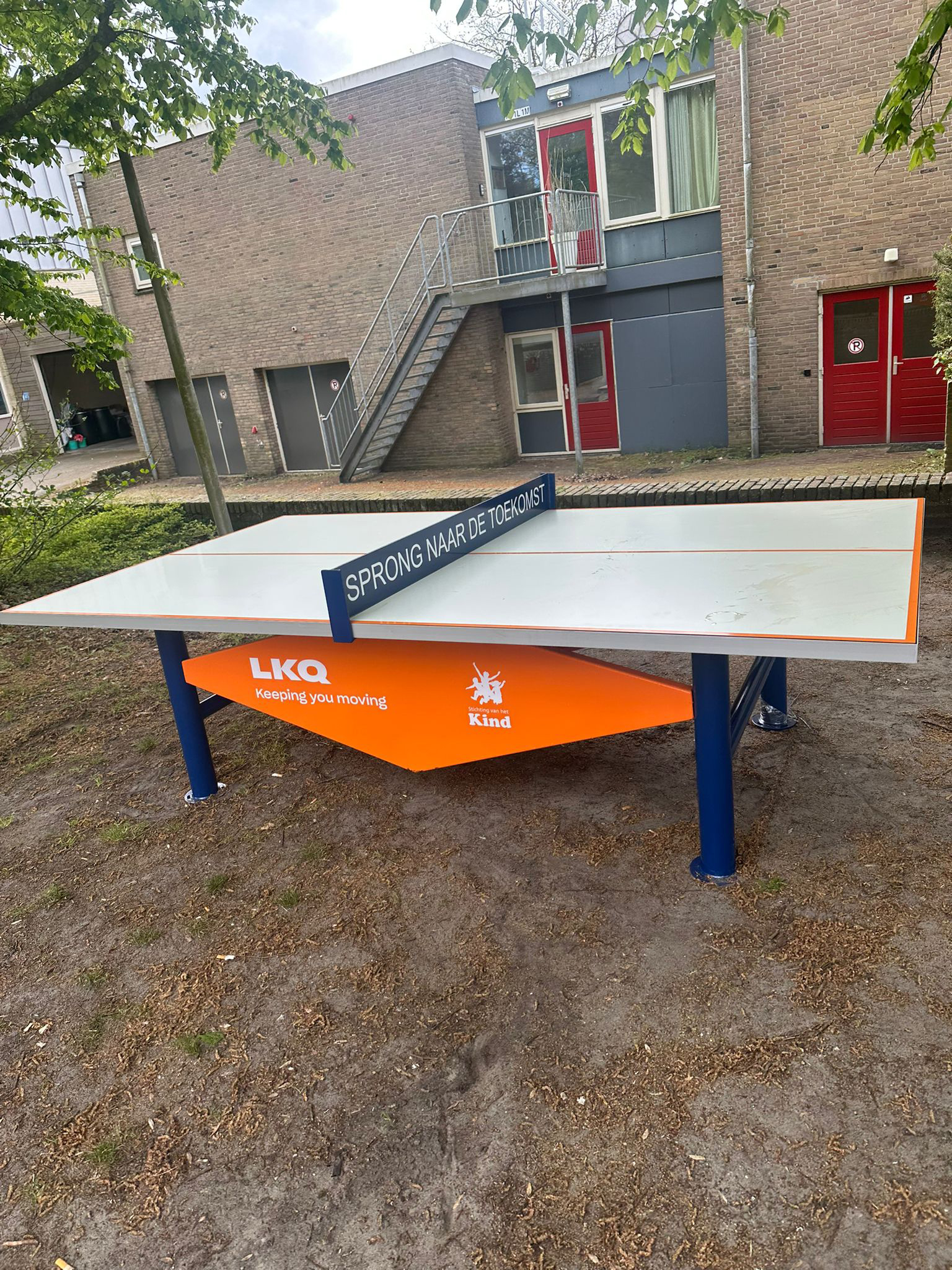LKQ Benelux-France Foundation en Stichting van het Kind doneren samen tafeltennistafels