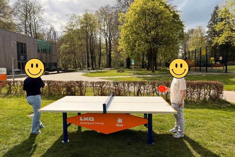 LKQ Benelux-France Foundation en Stichting van het Kind doneren samen tafeltennistafels